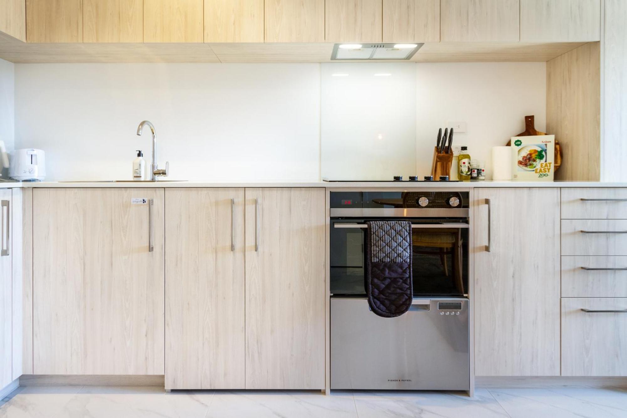 Downtown Delight: Studio At 8 Wilmer With Backyard Christchurch Exteriér fotografie